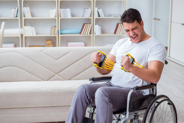 інвалідний чоловік одужує від травм вдома
 - Фото, зображення