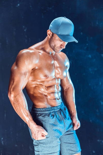Shirtless bodybuilder man - 写真・画像
