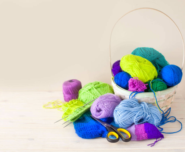 A woman in a gray dress knit socks from colored yarn. - Foto, Bild