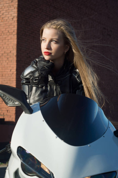 Seksi Motorcu kız deri ceket  - Fotoğraf, Görsel