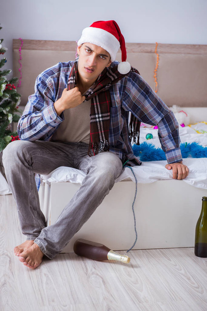 Hombre sufriendo resaca después de la fiesta de Navidad - Foto, Imagen