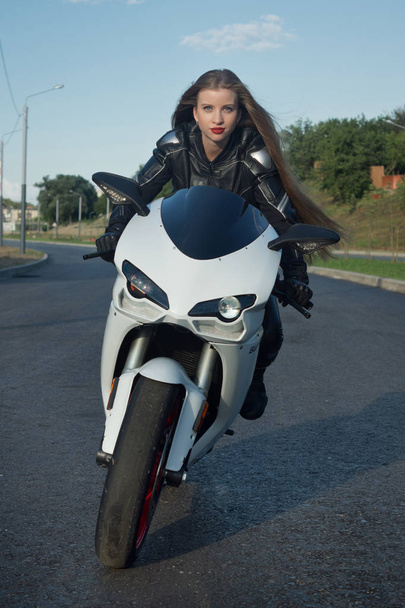 Sexy menina motociclista em uma jaqueta de couro
  - Foto, Imagem