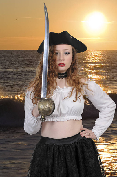Όμορφη γυναίκα πειρατής με το σπαθί - Φωτογραφία, εικόνα