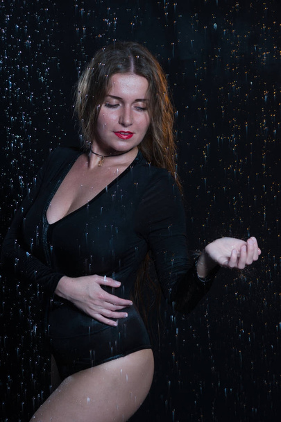 Sexy belle femme sous la pluie
 - Photo, image