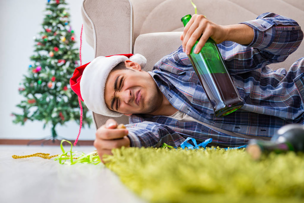 Hombre teniendo resaca después de la fiesta de Navidad - Foto, Imagen