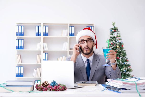 Joven hombre de negocios celebrando la Navidad en la oficina - Foto, imagen