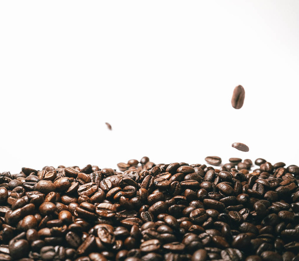 Braune Körner auf weißem Hintergrund, duftende Kaffeebohnen - Foto, Bild