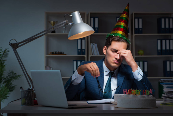 Человек, празднующий день рождения в офисе - Фото, изображение