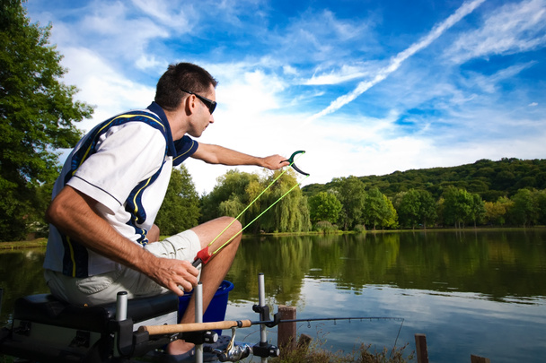 Pesca sportiva su un bellissimo lago
 - Foto, immagini