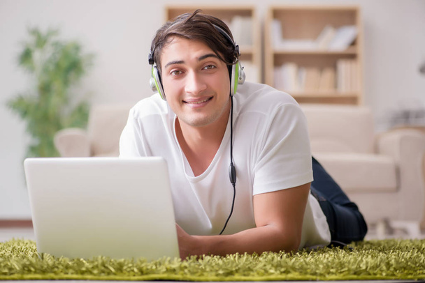 Freelancer die thuis werkt en naar muziek luistert - Foto, afbeelding