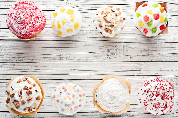 variety of cupcakes on white wooden background top view - Valokuva, kuva