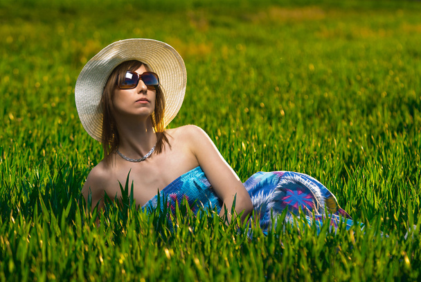 Beautiful woman relaxing in the beautiful scenery - Foto, Bild