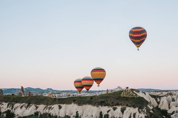 Kapadokya'nın ünlü turistik bir hava uçuş 's. Cappadocia tüm dünyada Balonlu uçuşlar için en iyi yerlerden biri olarak bilinir. Kapadokya, Türkiye. - Fotoğraf, Görsel