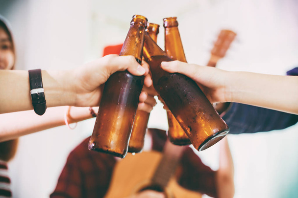 Grupo asiático de amigos que fazem festa com bebidas alcoólicas de cerveja a
 - Foto, Imagem