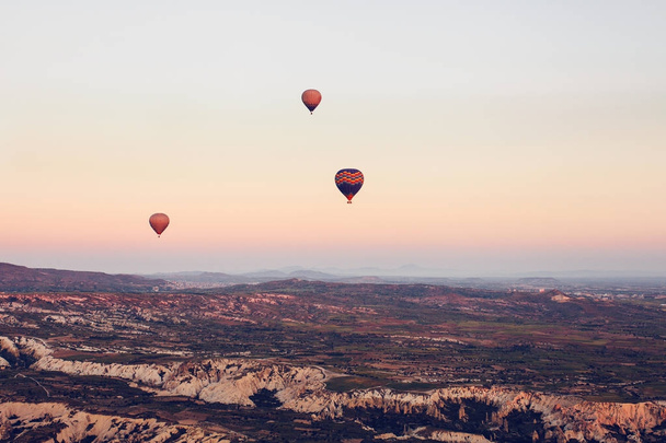 The famous tourist attraction of Cappadocia is an air flight. Cappadocia is known all over the world as one of the best places for flights with balloons. Cappadocia, Turkey. - Foto, afbeelding