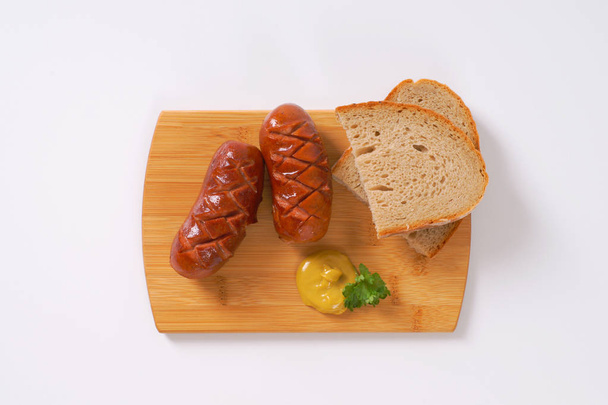 rövid és vastag kolbászt kenyér - Fotó, kép
