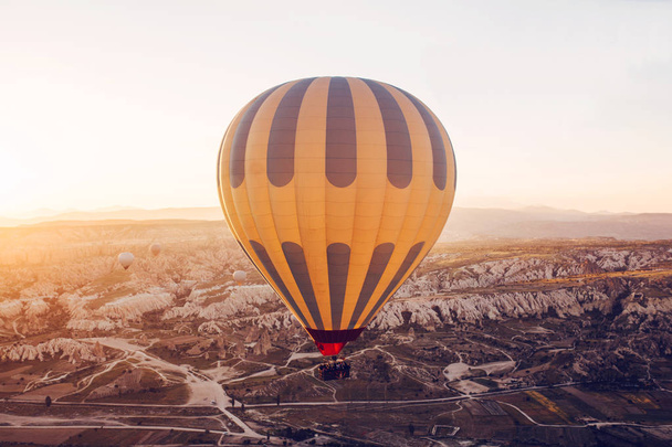 La célèbre attraction touristique de la Cappadoce est un vol aérien. La Cappadoce est connue dans le monde entier comme l'un des meilleurs endroits pour les vols avec des ballons. Cappadoce, Turquie
. - Photo, image