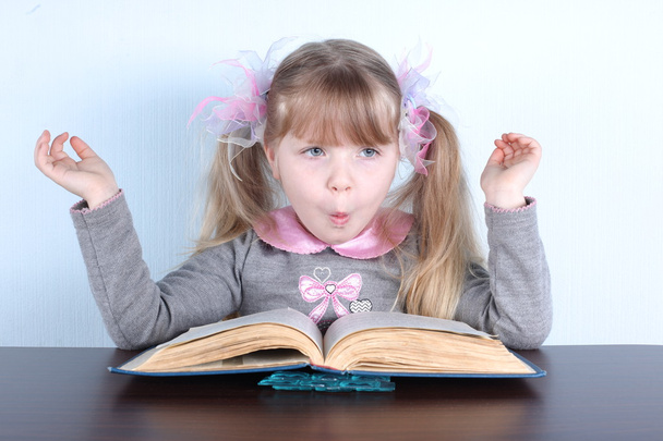 Little girl with books - Foto, Imagen