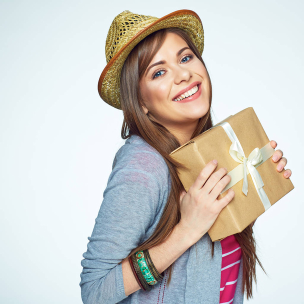 Smiling woman hipster style dressed smiling and holding paper g - Foto, Bild