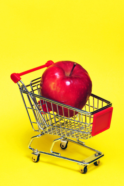Červené jablko v nákupní košík. - Fotografie, Obrázek