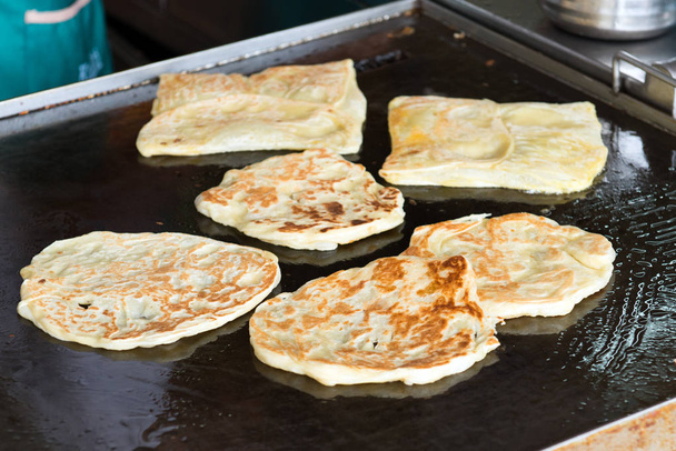 Maken van Indiase plat brood, roti canai - Foto, afbeelding