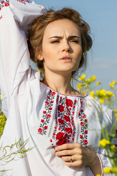 lány, egy hímzett póló, többek között a virágzó mező - Fotó, kép