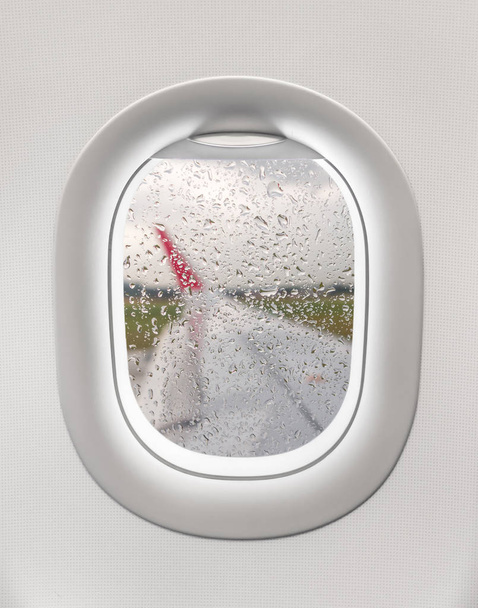 Vue des ailes et des gouttes d'eau depuis la fenêtre de l'avion
 - Photo, image