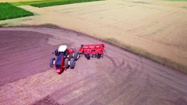 Tracteur agricole avec remorque pour labourer les champs cultivés
 - Séquence, vidéo