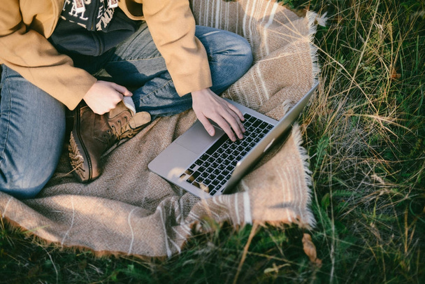 Gros plan de jeune femme utilisant un ordinateur portable en plein air
 - Photo, image