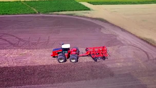 Tracteur agricole avec remorque pour labourer les champs cultivés
 - Séquence, vidéo