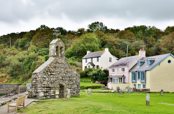 Igreja de St. Brynach e casas de campo, Cwm-yr-Eglwys
 - Foto, Imagem
