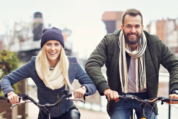 Mladý pár na kolech a baví ve městě - Fotografie, Obrázek