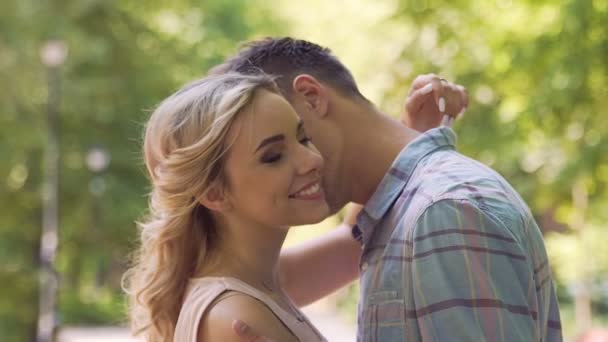 Nabídka pár jemně objímá v parku, první lásce a romantický vztah - Záběry, video