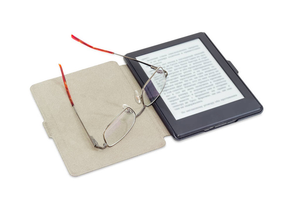 E-αναγνώστη και ανδρικά γυαλιά σε λευκό φόντο - Φωτογραφία, εικόνα