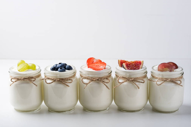 Taze yoğurt. Meyve ve çilek ile yoğurt ile Servis Kahvaltı. Sağlıklı gıda kavramı - Fotoğraf, Görsel