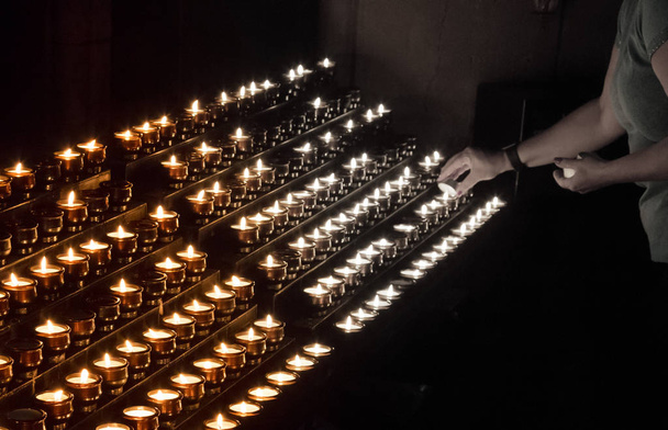 Kaarsen in een kerk - Foto, afbeelding
