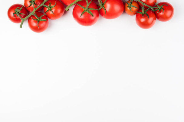 Tomaatti valkoisella taustalla. Terveellistä ruokaa. Tomaatit valkoisella taustalla. Yläkuva
 - Valokuva, kuva