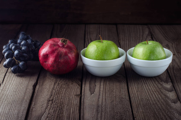 натюрморт з зеленими яблуками, гранатом і виноградом
 - Фото, зображення