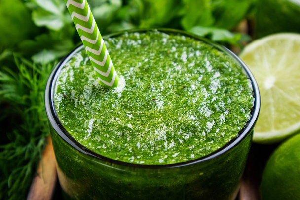 Yeşil sebzeler, meyveler ve otlar ile güler yüzlü. Sağlıklı güler yüzlü kokteyl. Sağlıklı içecek ve diyet kavramı - Fotoğraf, Görsel