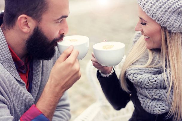 Feliz pareja de adultos citas en la cafetería
 - Foto, imagen