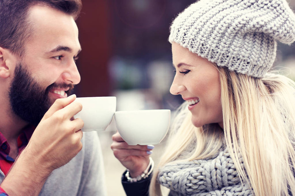 Gelukkige volwassen paar dating in café - Foto, afbeelding
