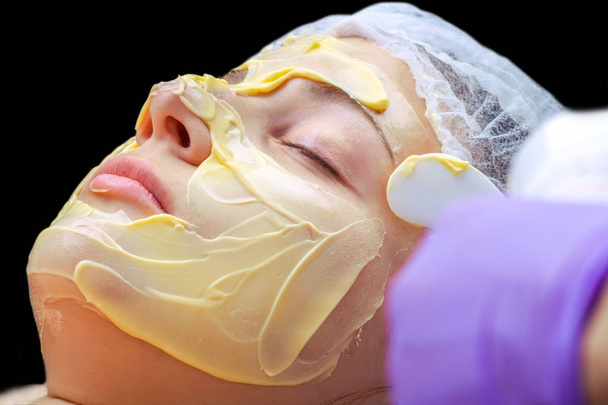 Concept de spa. Jeune femme avec masque facial nutritif en beauté sal
 - Photo, image