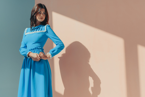 Frau im modischen türkisfarbenen Kleid - Foto, Bild