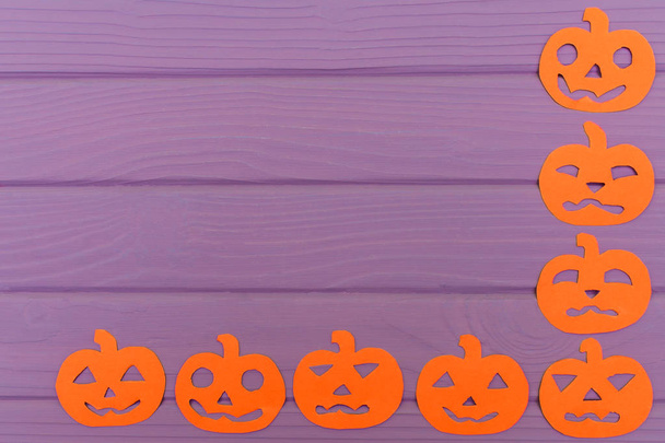 Cadre d'angle Halloween avec différentes silhouettes en papier citrouille
 - Photo, image