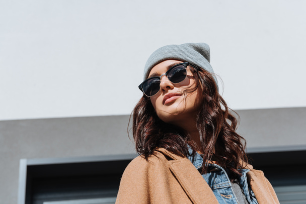  Woman in autumn outfit and black sunglasses - Φωτογραφία, εικόνα