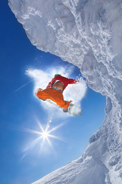 Snowboarder sautant contre le ciel bleu
 - Photo, image