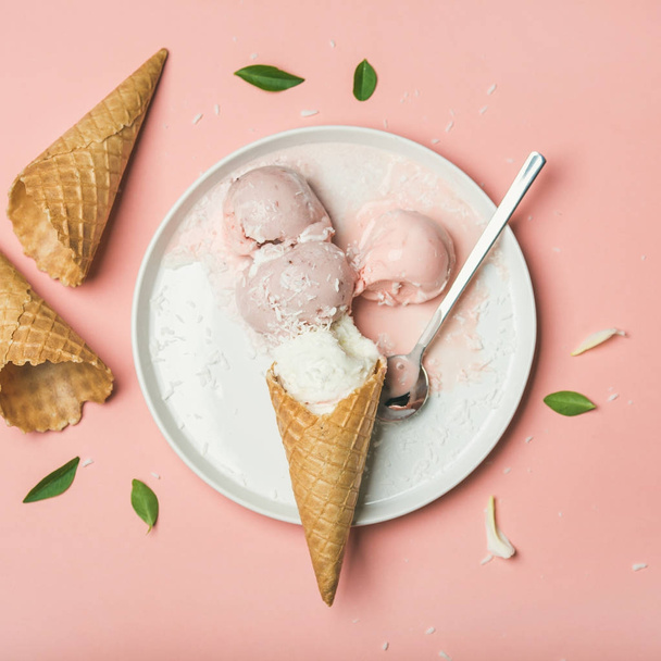 strawberry and coconut ice cream - Photo, Image