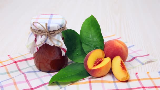 Персикове варення в банці на столі
 - Кадри, відео