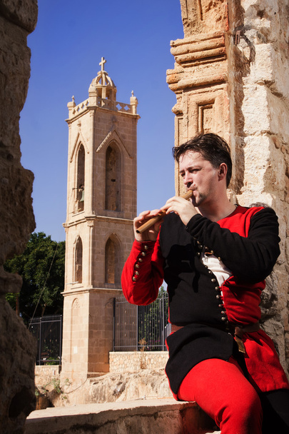 muž v obleku středověké hraje na flétnu - Fotografie, Obrázek