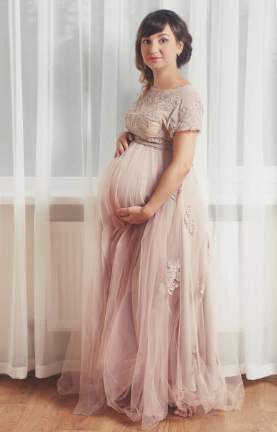 Piękna kobieta w ciąży - Zdjęcie, obraz